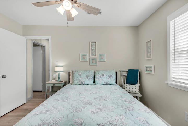 Chumba cha kulala kina kitanda cha kifahari na feni ya dari kwa ajili ya starehe zaidi. Kukiwa na mwangaza laini na mazingira ya kupumzika, ni mapumziko bora kwa ajili ya usingizi wa usiku wenye utulivu.