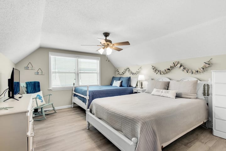 Chumba cha tatu cha kulala kina vitanda viwili vya kifalme, feni ya dari kwa ajili ya starehe ya ziada na televisheni mahiri kwa ajili ya burudani. Ni bora kwa ajili ya kuwakaribisha wageni wa ziada katika mazingira yenye nafasi kubwa na ya kupumzika.