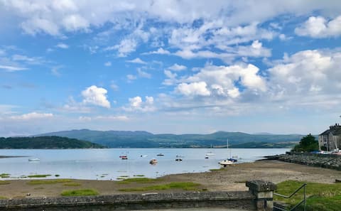 Stunning Beach front cottage in Borth-y-Gest