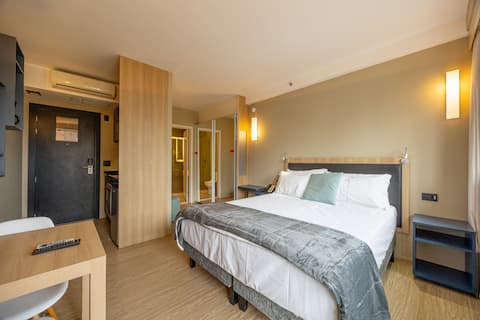 APS - Flat near the shopping center with queen-size bed