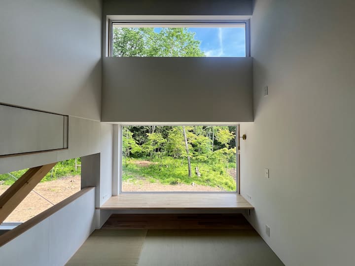 There is plenty of room for 4 futons.
If it is narrow, we are also designed to sleep on the sofa bench on the first floor, so you can lay out a futon there and use it.
