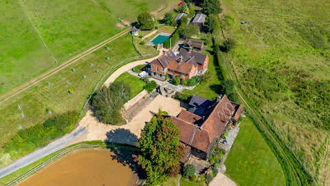 Luxury Countryside Getaway w/Tennis Court & Pool!