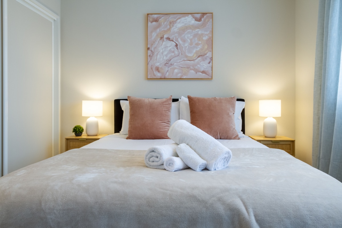 Оваа соба има луксузен брачен кревет (широк 150-179 см), дизајниран за максимална удобност и релаксација. Креветот е облечен во висококвалитетна постелнина и кадифени перници, што обезбедува мирен сон.