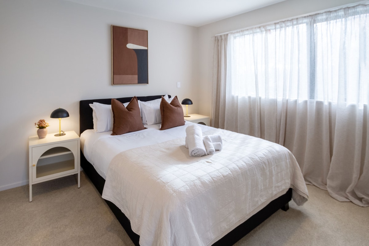 Оваа соба може да се пофали со удобен брачен кревет, елегантно опремен со мека постелнина и  перници за мирен сон. Собата вклучува ноќни масички со ламба и дополнителен мебел како биро.  Идеално за релаксирачки и пријатен престој.