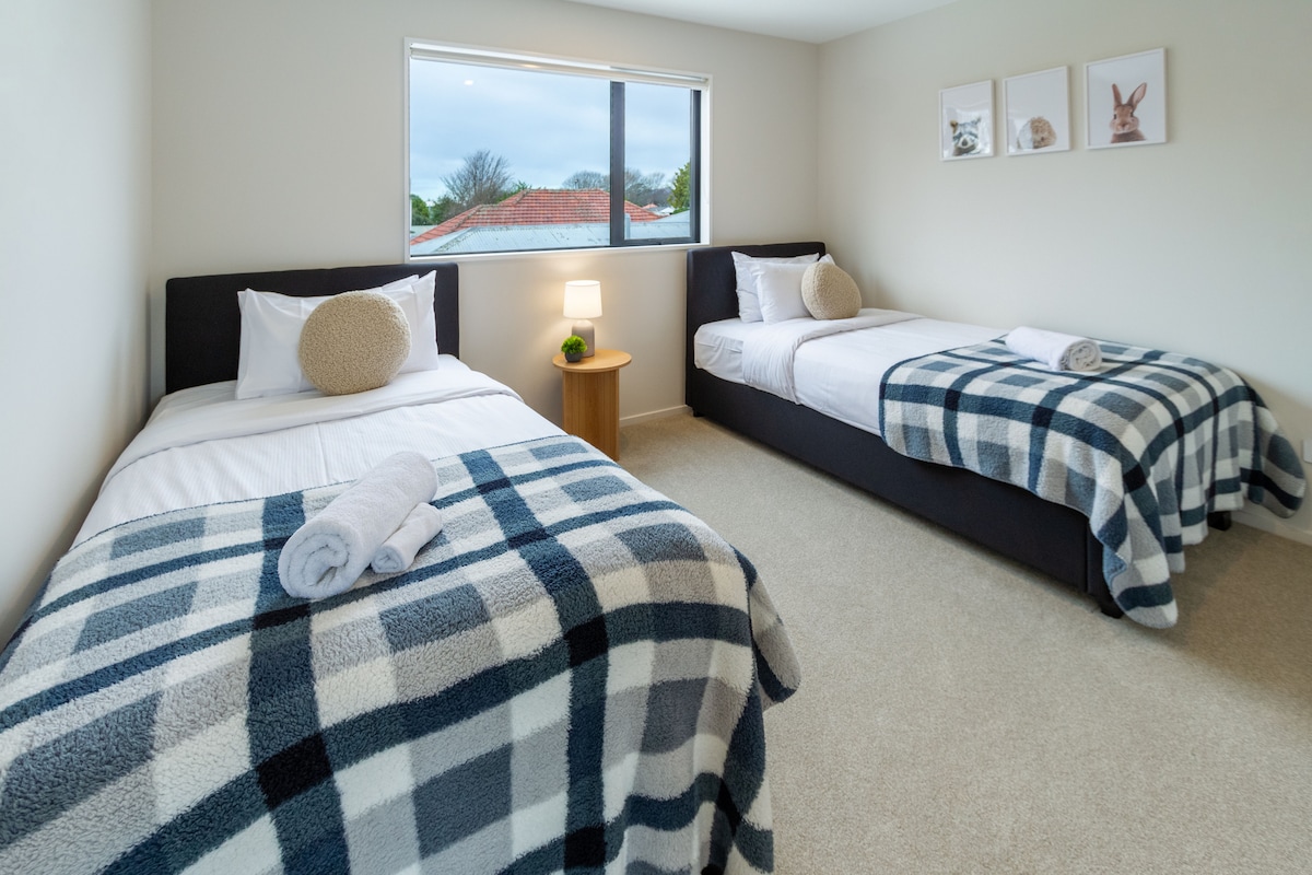 Оваа соба има два брачни единечни кревета, секој со удобни душеци и свежа постелнина. Просторот е внимателно дизајниран за да ја максимизира удобноста и функционалноста, со доволно простор за складирање на вашите работи. 