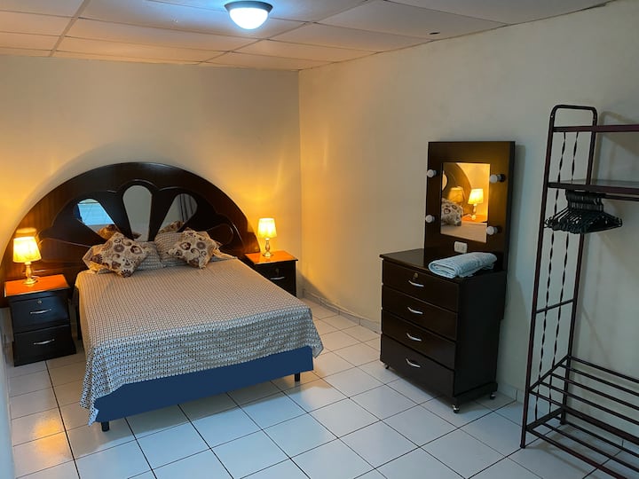 Segunda Planta: Otro Cuarto con cama matrimonial: Habitación con cama matrimonial, proporcionando un espacio cómodo y tranquilo para descansar.