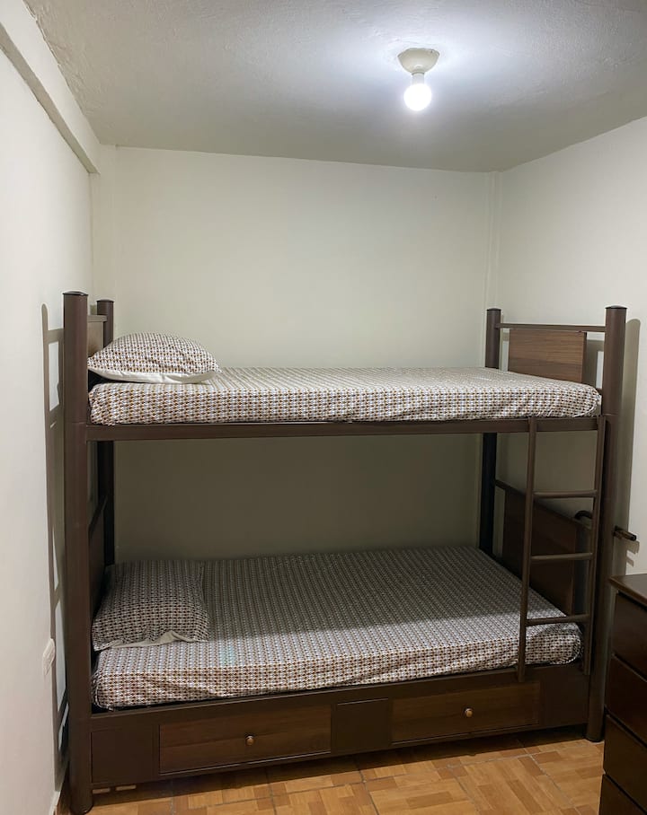 Primera Planta: Cuarto Junior con camarote, perfecto para niños o adolescentes. Espacio cómodo y funcional con Tocador individual