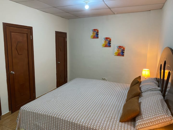 Segunda Planta: Amplia habitación principal con cama King y baño propio. Con un espacio y escritorio de trabajo privado dentro del mismo cuarto.