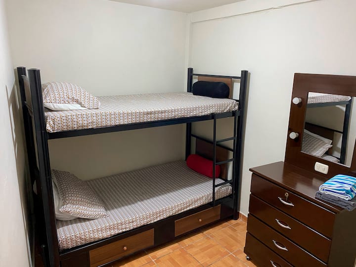 Primera Planta: Otro cuarto Junior con camarote, perfecto para niños o adolescentes. Espacio cómodo y funcional con Tocador individual.