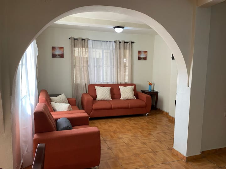 Sala acogedora con pantalla, ideal para disfrutar de películas y programas. Conecta con el comedor y cuenta con baño propio. (En la segunda planta cuentas con otra sala adicional con hamaca) 