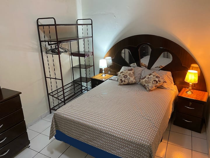 Segunda Planta: Habitación con cama matrimonial, proporcionando un espacio cómodo y tranquilo para descansar.