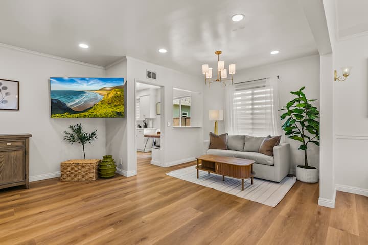 美しいスタイルのシッティングエリアは、メインのリビングスペースから少し離れた静かな隠れ家です。モダンでニュートラルな色調のラブシート、洗練された木製のコーヒーテーブルが特徴のこの空間は、魅力的で洗練されています。