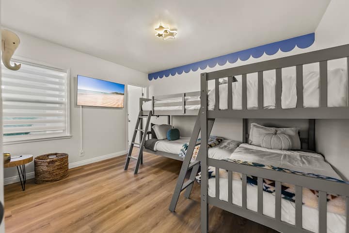 この魅力的な寝室には丈夫な2段ベッドがあり、お子様や兄弟姉妹、お友達のグループに最適な空間です。大きな窓から自然光が差し込み、明るく風通しの良い雰囲気です。