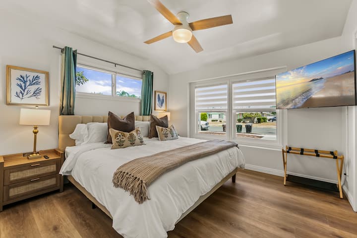 ベッドサイドテーブル、エレガントなランプ、上品なウォールアートなど、お部屋は考え抜かれたスタイルで調和のとれたリラックスできる美しさを演出しています。天井ファンが快適な空間を作り、安らかな睡眠やお昼寝に最適な部屋です。