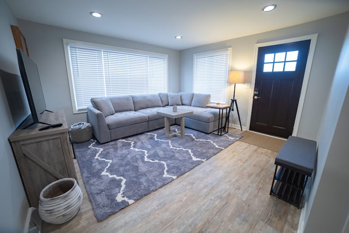 Cozy 2 Bedroom Retreat – Fully Renovated! - Lake Success, Northville
