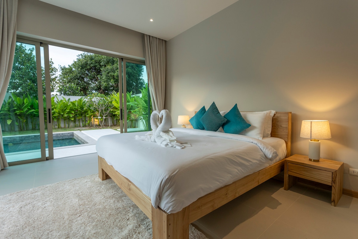 Спокойна спалня със суперголямо двойно легло, меко спално бельо и климатик. Насладете се на уединение с щори за затъмняване на стаята и достъп до плъзгащата се стъклена врата, водеща до освежаващ плувен басейн.