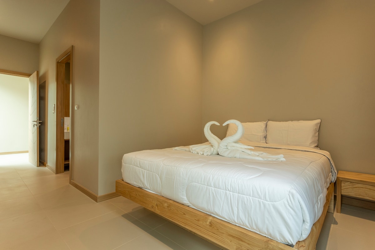 Насладете се на лукса в тази спалня със суперголямо двойно легло и плюшено спално бельо, допълнени от климатик и щори за затъмняване на стаята. Насладете се на лесен достъп през плъзгащата се стъклена врата и допълнителното удобство на съседната баня.