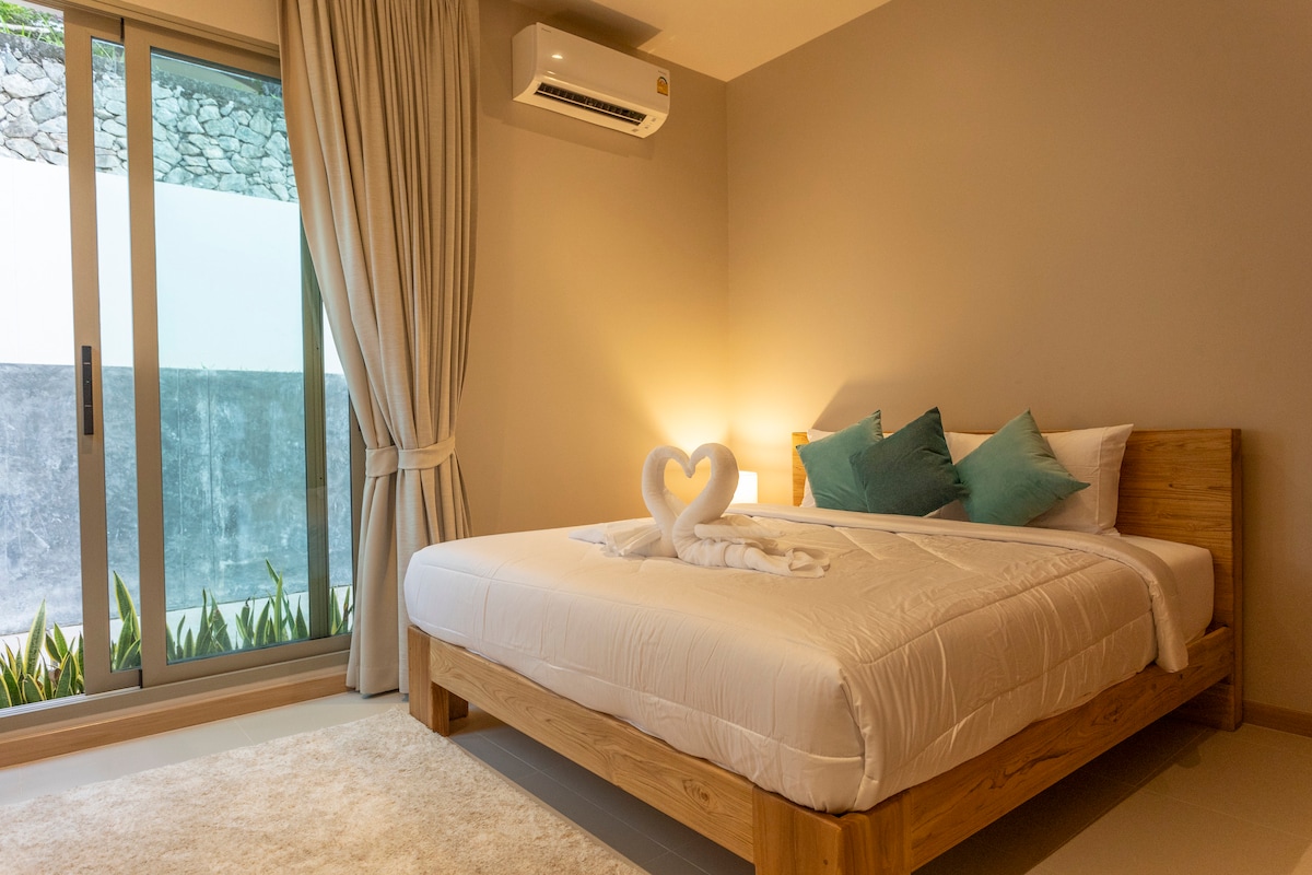 Отпуснете се в голямо двойно легло с меко спално бельо, климатик и затъмняващи щори в стаята. Насладете се на лесен достъп през плъзгащата се стъклена врата за спокойна обстановка за сън.