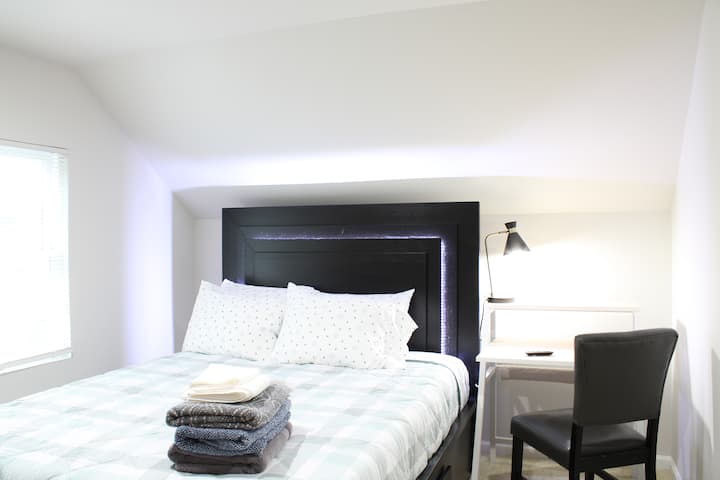 Udobna soba s udobnim krevetom, blagim osvjetljenjem i čistom posteljinom. Uključuje radni stol i stolicu za rad ili učenje. Minimalistički uređen, svijetao i prozračan s prirodnim svjetlom. Praktična lokacija u blizini trgovina i javnog prijevoza. 