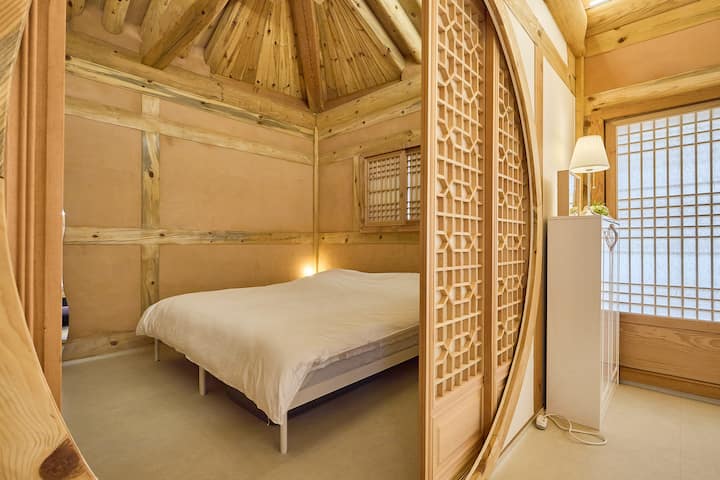 Კუს სალის შაბლონის კედლის კარი იყოფა ოთხად.
Საძინებელში 3 სანათია.
Ჩაშენებული კარადის ზემოთ, შუა კარზე ჩამრთველია.Სხვა ატმოსფეროს ხედავთ.
