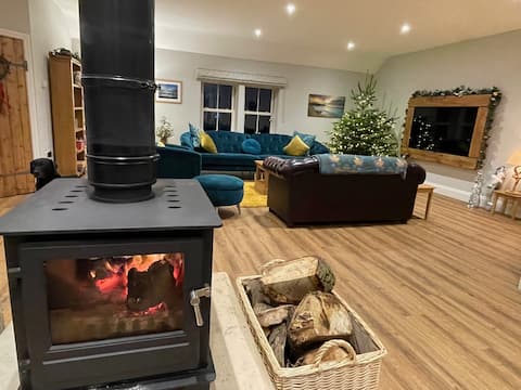 5* luxury & space with great views. Dog friendly.