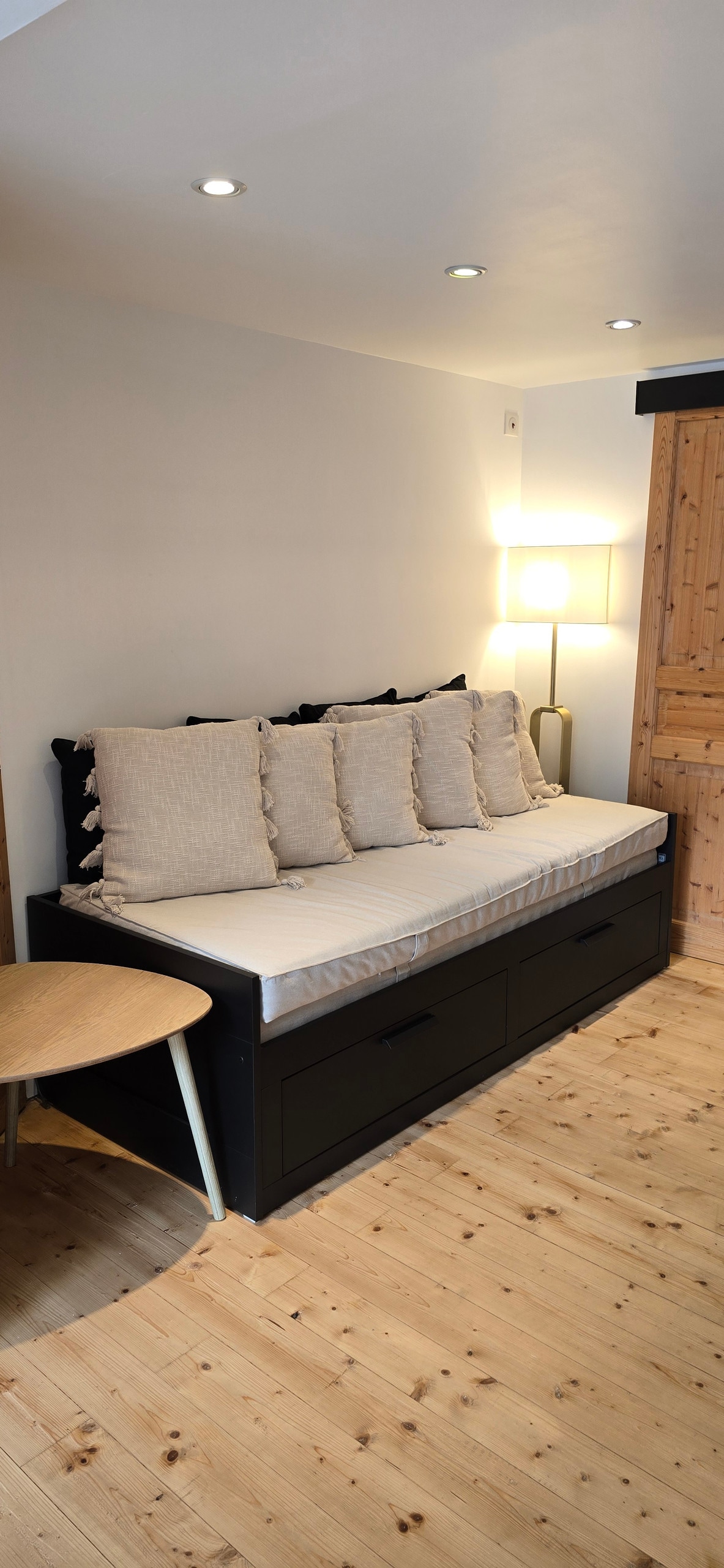 Propriété Airbnb réussie: Downtown: Large Comfort Room + Private Enclosed Parking à Plérin