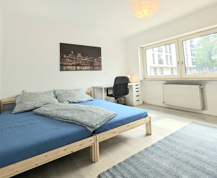 חדר 3

בכל חדר יש שתי מיטות יחיד, כל אחת ברוחב 90 ס"מ, שניתן לדחוף יחד כדי ליצור מיטה זוגית (1.80 מ' x 2 מ')