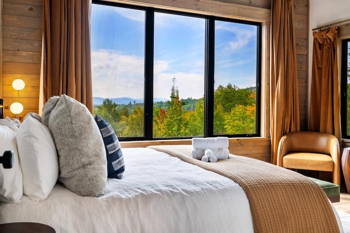 Wake up to stunning panoramic views of the mountains and lush forest, right from the comfort of your bed. A perfect spot to enjoy nature's beauty in luxury
