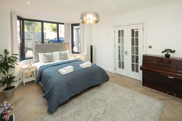 6B House | Parking | Heated Pool | Central London gallery image 2