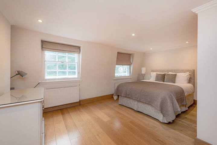 Knightsbridge Charming Duplex Two Bedroom Flat gallery image 3