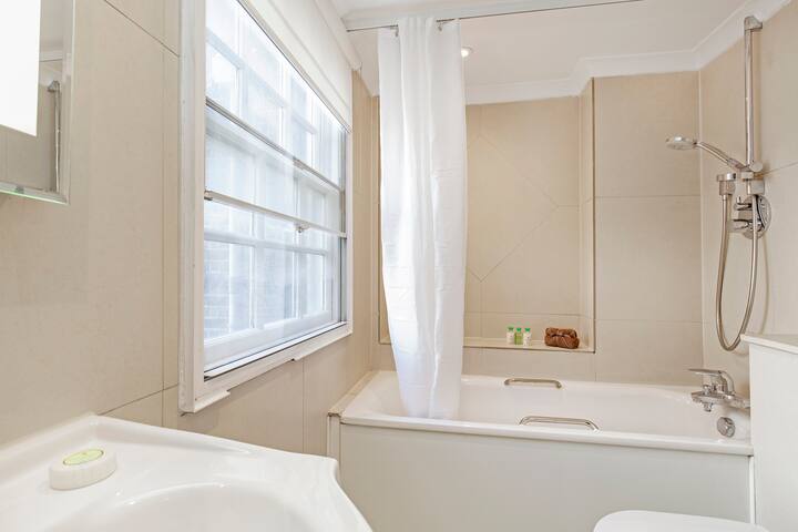 Knightsbridge Charming Duplex Two Bedroom Flat gallery image 5