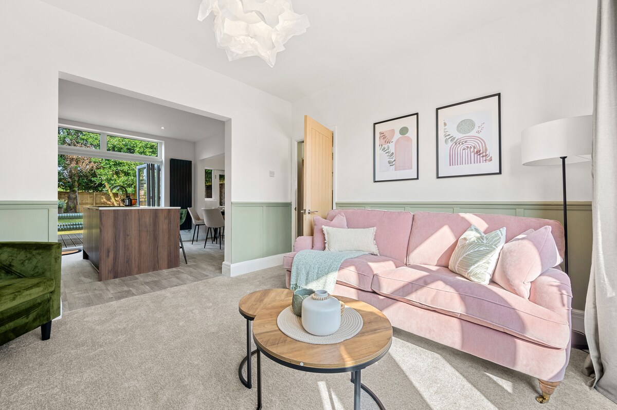 Popular Airbnb listing: Stunning 3 Bed Home | Long Stays Welcome in Cheshire West And Chester