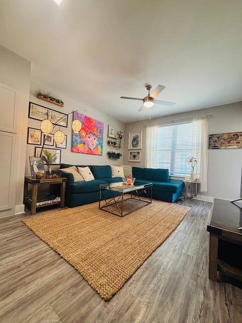 Stylish Apartment in Heart of Addison Circle