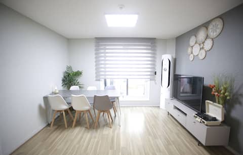 Yeongjongdo Gallery House/Up to 10 people/1st floor restaurant & barbecue/202