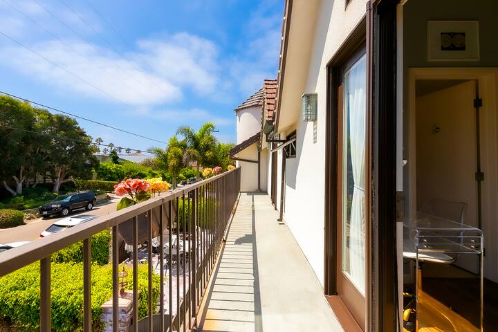 La Jolla Beach House. 2 Minute Walk to the Beach! gallery image 2