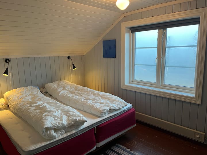 El dormitorio 3 tiene una cama doble (W=180 cm). Ventana orientada al este.