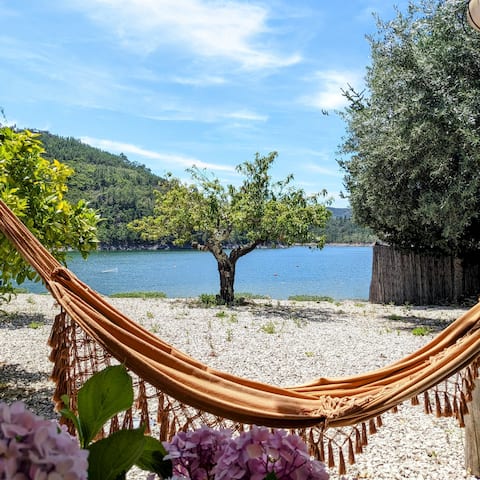 Lakefront Home, Big Garden, Stunning Views Hot-Tub