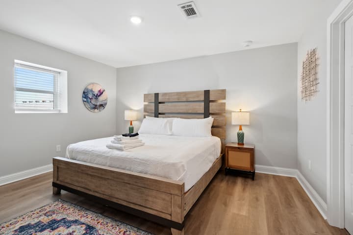 Kitengo cha 2E Chumba cha kulala- kitanda aina ya king, programu mahiri za HDTV w/ utiririshaji zilizowekwa ukutani, taa w/bandari za USB, zilizobuniwa kwa uangalifu, bafu la chumba