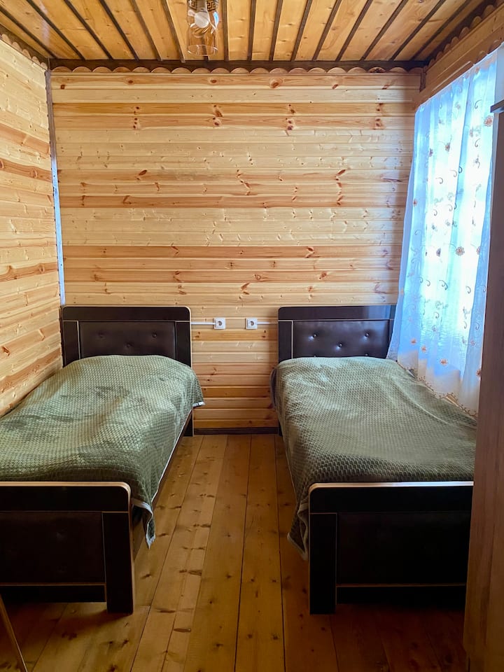 Dvokrevetna soba s bračnim krevetom. Soba ima prostranu garderobu.