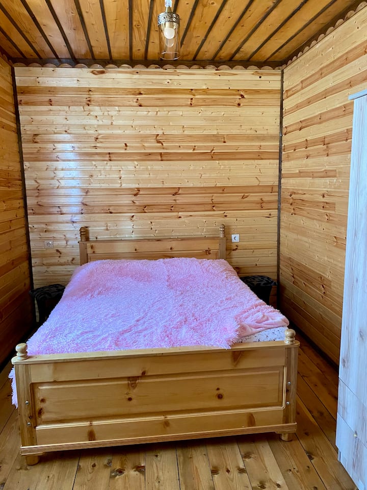 Dvokrevetna soba s jednim velikim krevetom. 
Soba ima veliki prostrani ormar za vaše stvari.
Soba je okrenuta prema tornju.