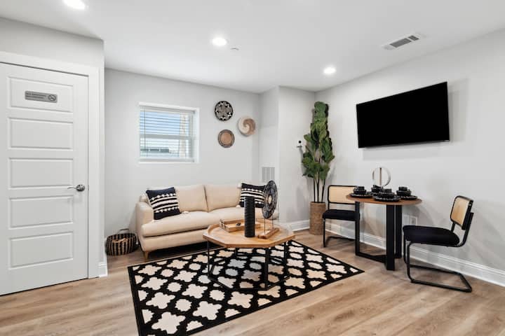 Jedinica 2D Stambeni prostor - postavke mjesta za 4 osobe, montirani HDTV w/ streaming usluge, kauč i stol postavljeni, pažljivo dizajnirani, pored kuhinje