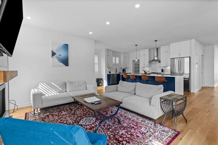 Upscale 4 Bedroom Family House | Parking | W&D gallery image 2