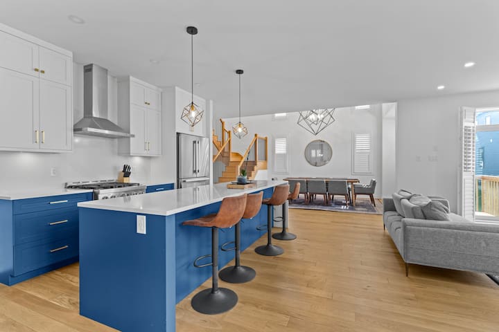 Upscale 4 Bedroom Family House | Parking | W&D gallery image 5