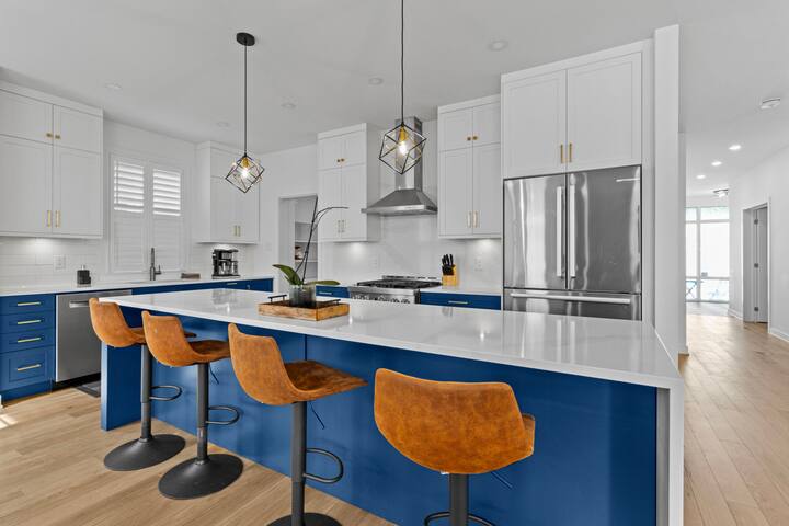 Upscale 4 Bedroom Family House | Parking | W&D gallery image 4