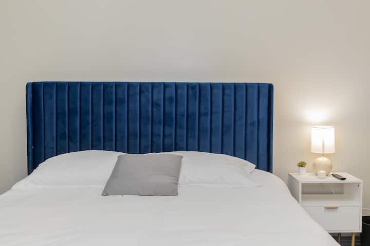 บรรยากาศอันเงียบสงบของห้องนอนชวนให้คุณผ่อนคลายด้วยเตียงหรูหราที่ให้คำมั่นว่าจะนอนหลับพักผ่อนอย่างเต็มที่