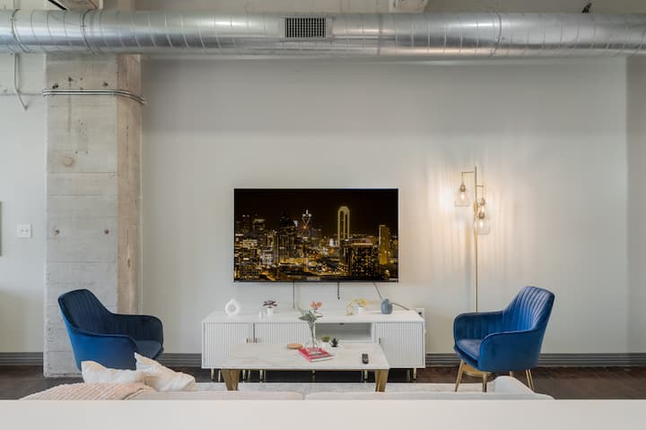 ผ่อนคลายในห้องนั่งเล่นและชมการแสดงโปรดของคุณการพักผ่อนเป็นวิธีที่ดีเยี่ยมในการผ่อนคลายหลังจากวันที่ยาวนาน