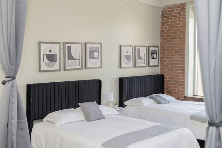 คุณรู้สึกสบายใจเมื่อผ่อนคลายบนเตียงควีนไซส์ล้อมรอบด้วยห้องที่ออกแบบมาเพื่อความเงียบสงบ