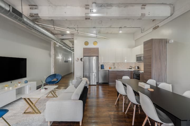 Serene Downtown Loft | Free Valet Parking | Pool - Dallas, TX