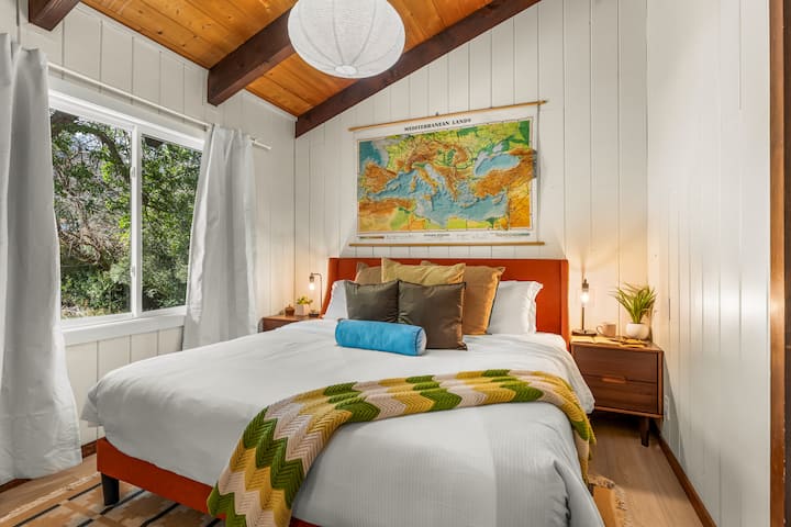 Rilassati in questa accogliente camera da letto matrimoniale con tocchi di design di metà secolo e tanta luce naturale.