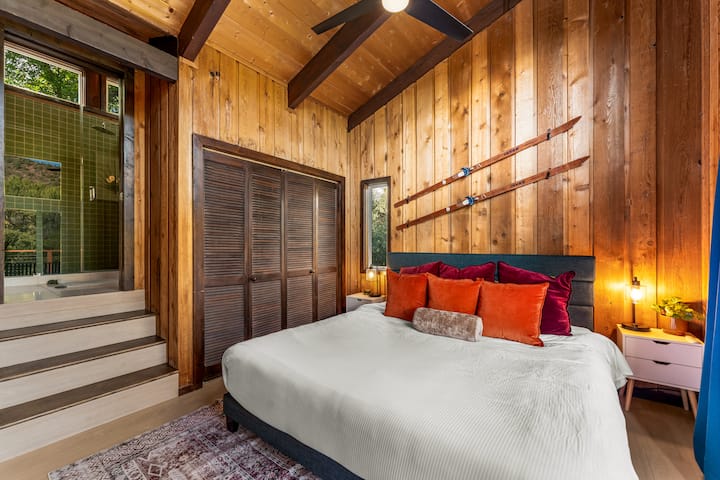 Comfort in camera con dettagli curati, biancheria da letto morbida e accesso diretto all'esterno.